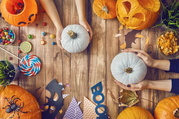 Madre e hija tallando calabaza —  Fotos de Stock