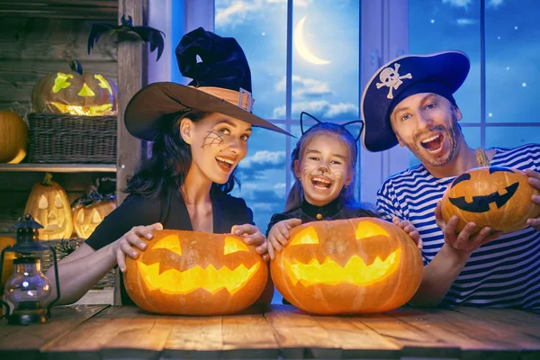 Familia celebrando Halloween —  Fotos de Stock