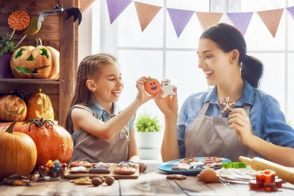 Familia preparándose para Halloween. — Foto de Stock