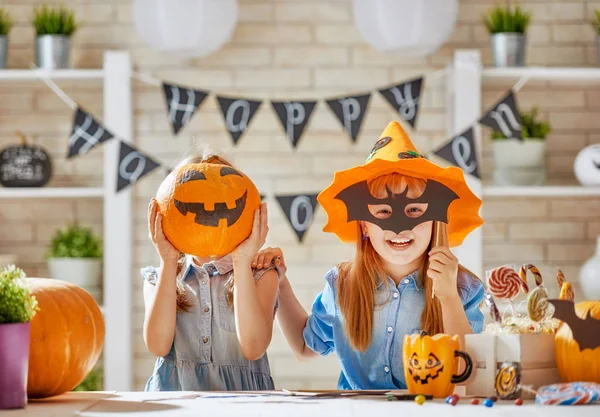 Niños en halloween — Foto de Stock