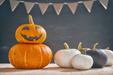 Balkabakları masanın üstünde.