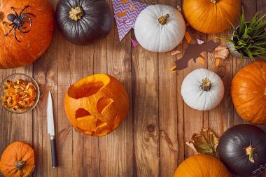 Balkabakları masanın üstünde.