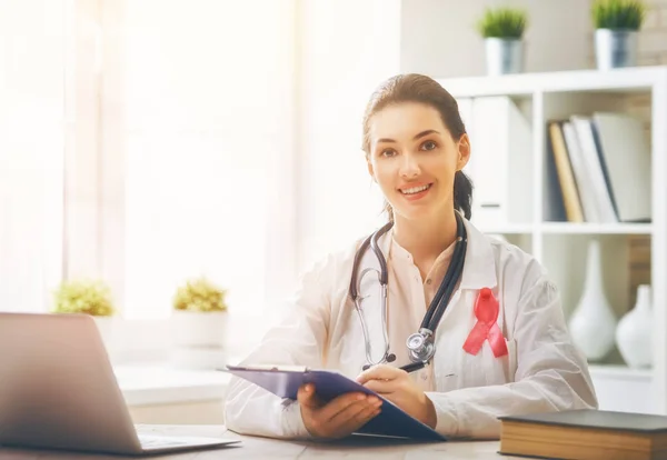 Médica no consultório médico — Fotografia de Stock