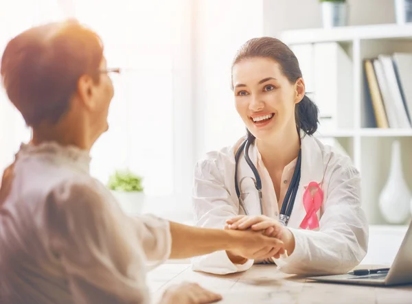 Doente a ouvir o médico — Fotografia de Stock