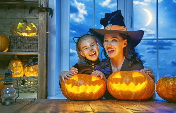 Famiglia che celebra Halloween — Foto Stock