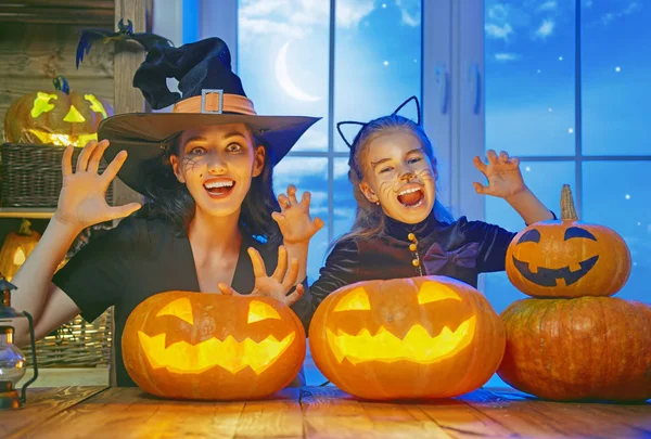 Family celebrating Halloween — Stok fotoğraf