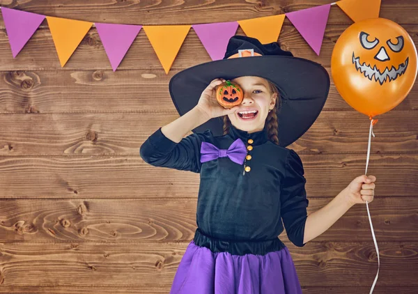 Pequeña bruja con una calabaza —  Fotos de Stock