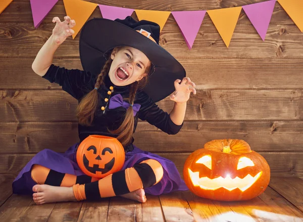 Strega con una zucca — Foto Stock