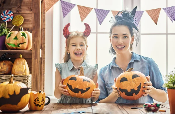 Aile Cadılar Bayramı için hazırlanıyor.