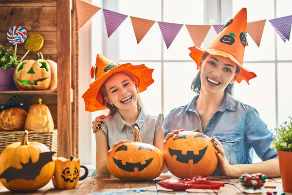 Família se preparando para o Halloween. — Fotografia de Stock