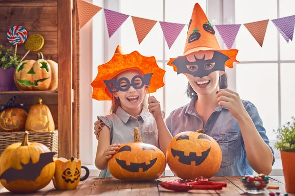 Familjen förbereder sig för Halloween. — Stockfoto