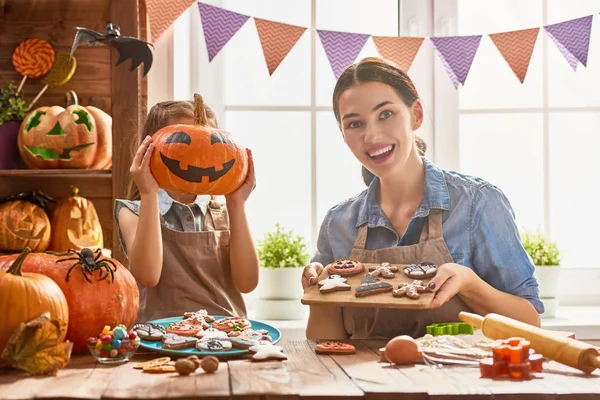 Aile Cadılar Bayramı için hazırlanıyor.