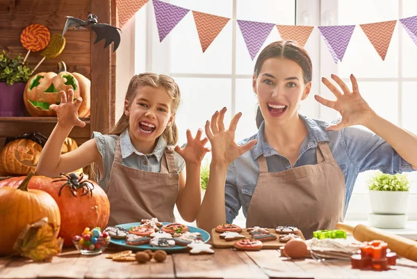 Aile Cadılar Bayramı için hazırlanıyor.