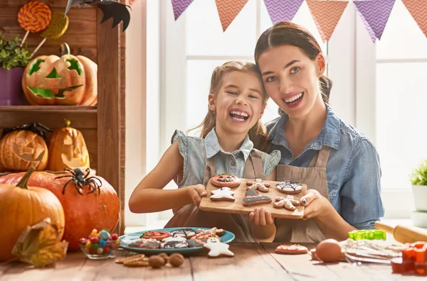 Aile Cadılar Bayramı için hazırlanıyor.