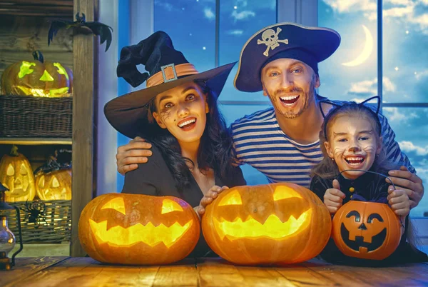 Family celebrating Halloween — Stok fotoğraf