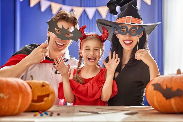 Familia celebrando Halloween — Foto de Stock