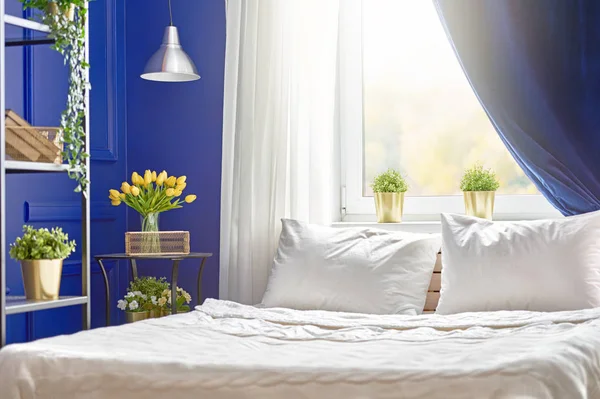 Dormitorio en color azul marino . —  Fotos de Stock