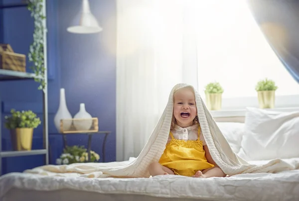ベッドに女の赤ちゃん — ストック写真