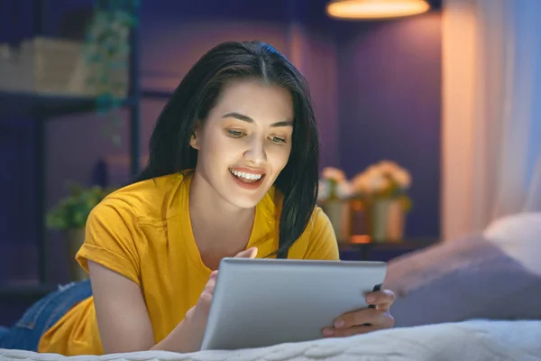 Woman using tablet — Stock Photo, Image