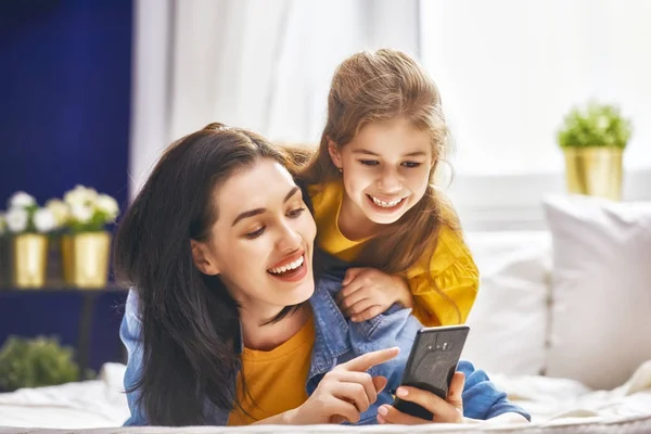 Mamá y su hija están jugando — Foto de Stock