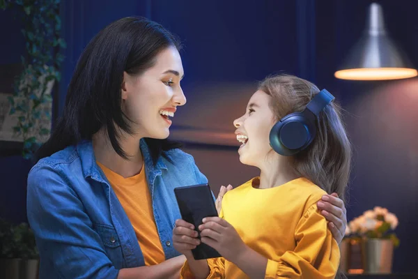 Anne ve kızı oynuyorsun