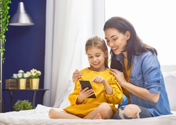 Moeder en dochter spelen — Stockfoto