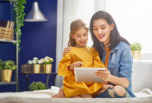 Mamá y el niño con tableta — Foto de Stock