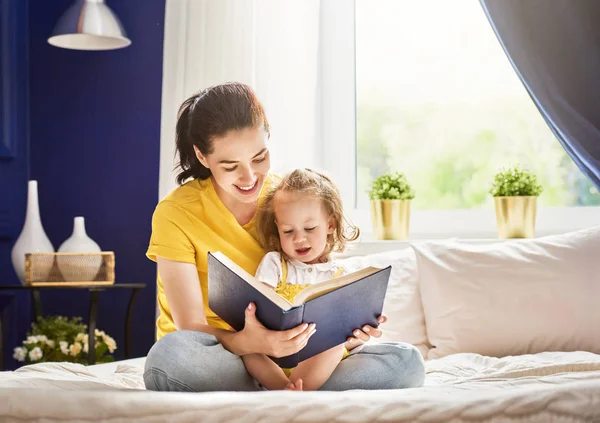 Moeder lezen van een boek — Stockfoto