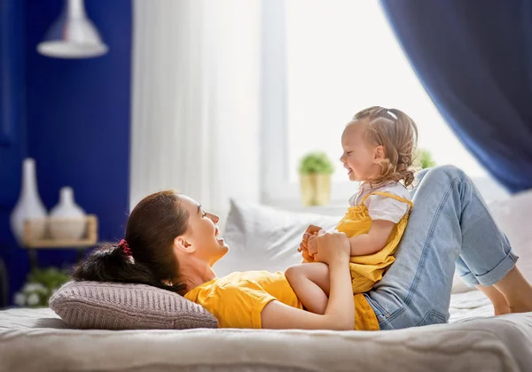 Mamãe e sua filha estão brincando — Fotografia de Stock