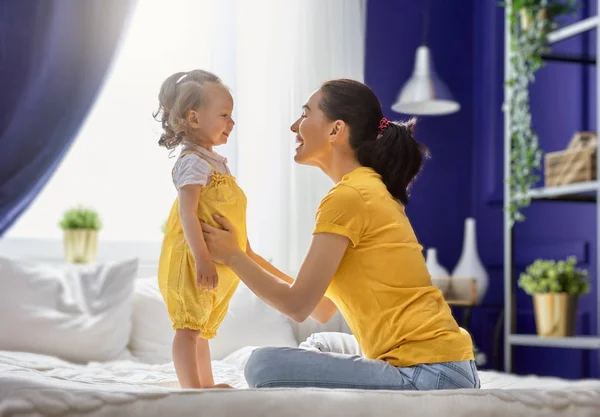 Mamãe e sua filha estão brincando — Fotografia de Stock