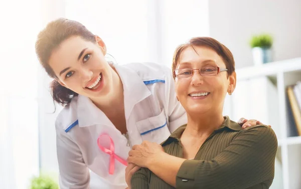 Patient hört Arzt zu — Stockfoto