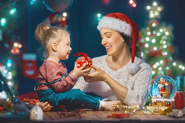 크리스마스 트리 근처에 사는 엄마와 딸 — 스톡 사진
