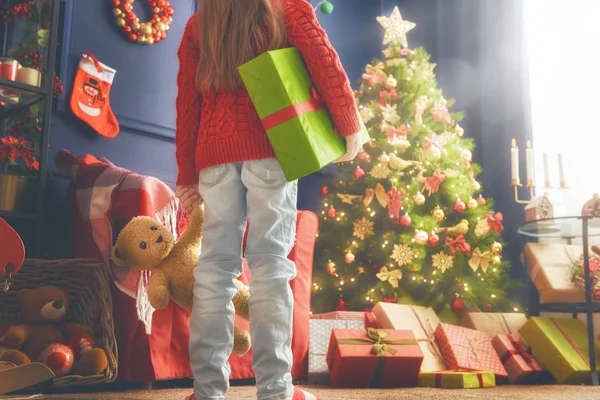 Mädchen mit Geschenk — Stockfoto