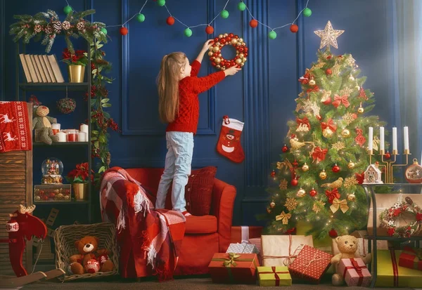 Menina está decorando a árvore de Natal — Fotografia de Stock