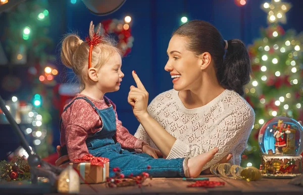 Maman et fille près du sapin de Noël — Photo