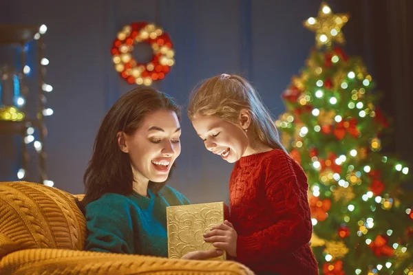 Familia con caja de regalo mágica — Foto de Stock