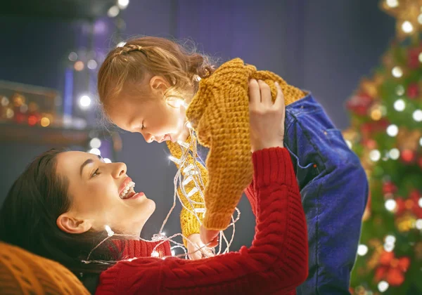 Mutter und Tochter neben dem Weihnachtsbaum — Stockfoto