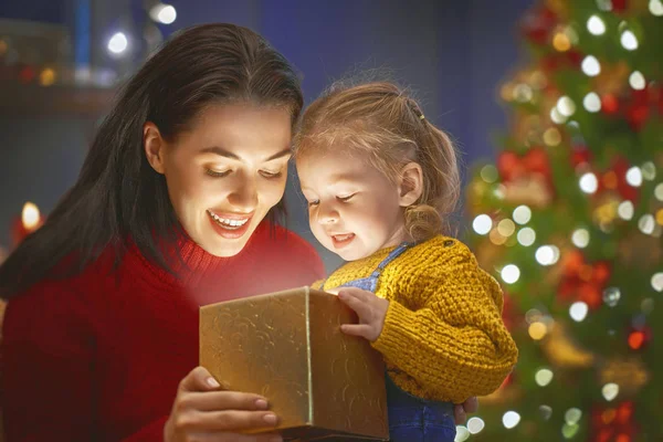 Familie mit magischer Geschenkbox — Stockfoto