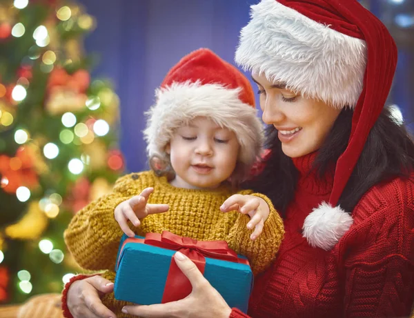 Madre e hija intercambian regalos —  Fotos de Stock