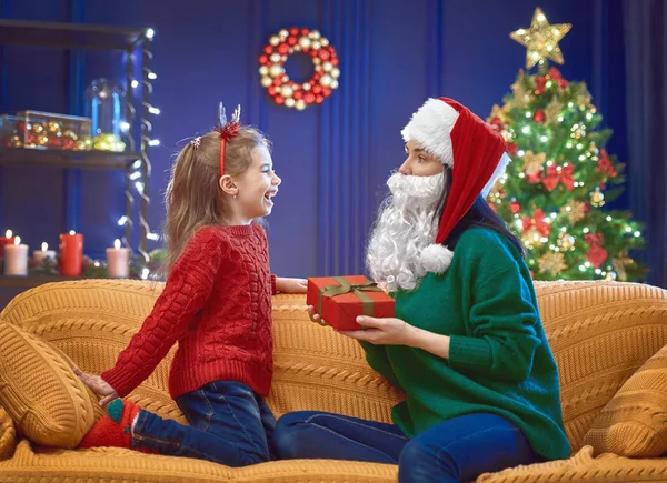 Mutter und Tochter tauschen Geschenke aus — Stockfoto