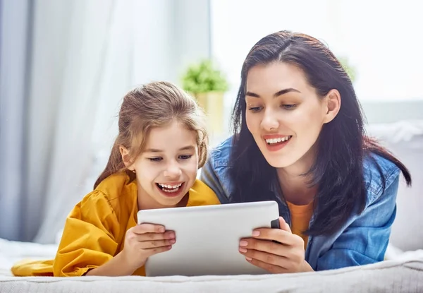 Mãe e criança com tablet — Fotografia de Stock