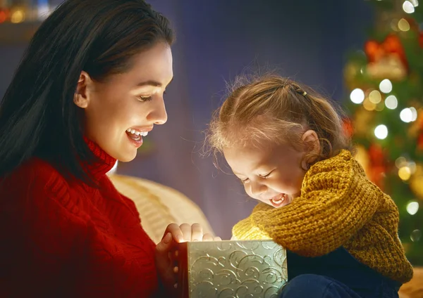 Familj med magiska presentbox — Stockfoto