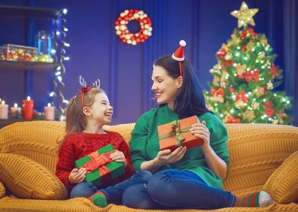 Mor og datter utveksler gaver – stockfoto