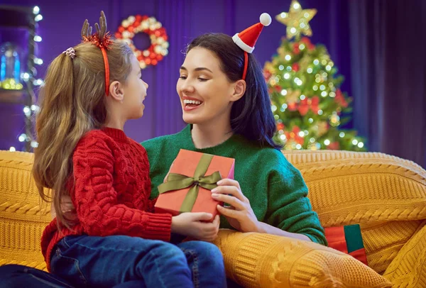 Mãe e filha trocando presentes — Fotografia de Stock