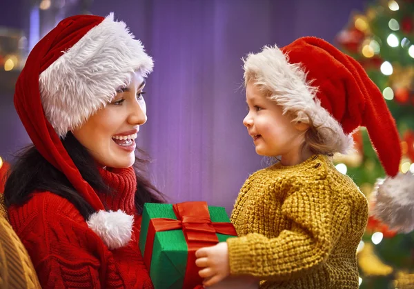 Mãe e filha trocando presentes — Fotografia de Stock