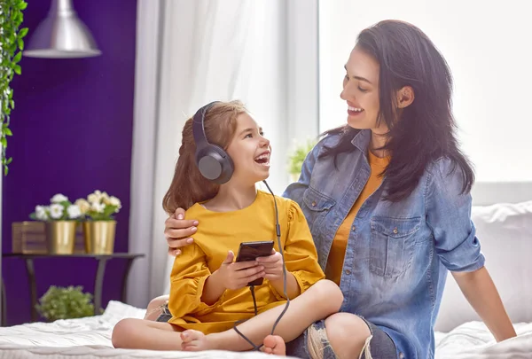 Mom and daughter are playing — Stock Photo, Image