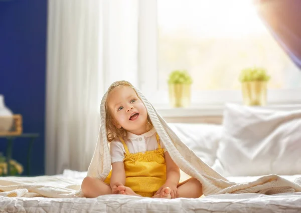 Menina em cima da cama — Fotografia de Stock