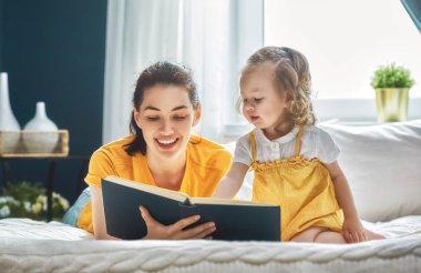 Annesi bir kitap okuma