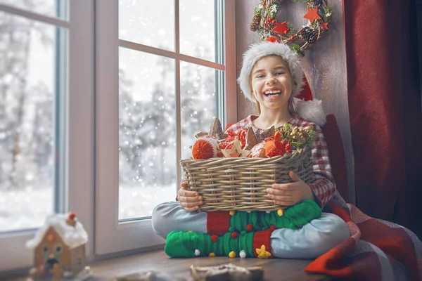 Meisje zit bij het raam — Stockfoto