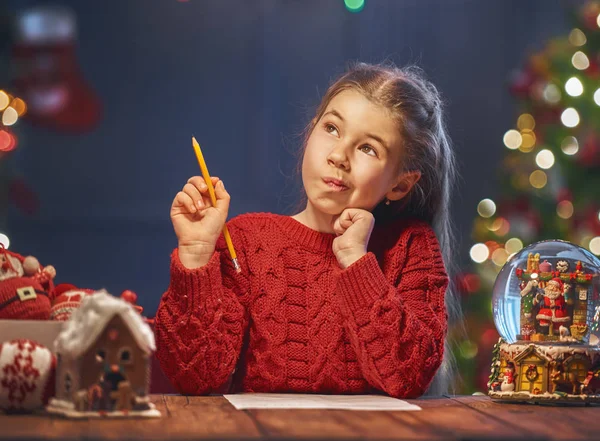 Meisje is het schrijven van de brief aan de Kerstman — Stockfoto